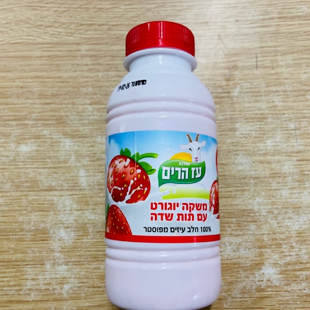 יוגרט משקה עיזים עם תות שדה